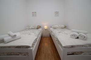 Apartments with parking space Supetar, Brac - 12489