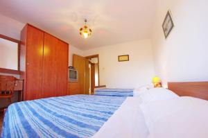 Apartments with a parking space Sumartin, Brac - 12487