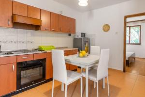 Apartments with a parking space Mali Losinj (Losinj) - 12551