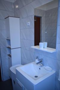 Apartments with a parking space Kastel Stari, Kastela - 12568