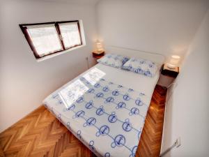 Apartments by the sea Grebastica, Sibenik - 12587