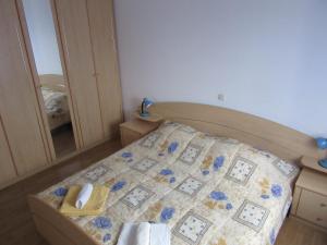 Apartments with a parking space Bol, Brac - 12474