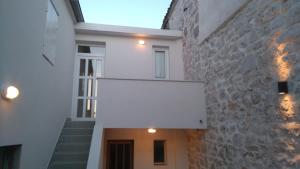 Apartments by the sea Murter - 12716 - 3hvězdičkové hotely ve městě Murter