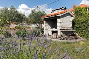 Apartments with parking spaces Drnis, Zagora - 12769