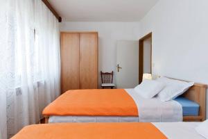 Apartments with parking spaces Drnis, Zagora - 12769