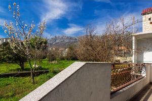 Apartments with a parking space Kastel Sucurac, Kastela - 12815 