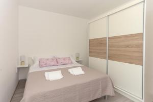 Apartments with a parking space Podstrana, Split - 12837