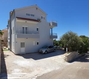 Apartments with a parking space Bilo, Primosten - 12870 