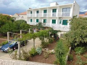 Apartments and rooms by the sea Sucuraj, Hvar - 12887 - Igrane