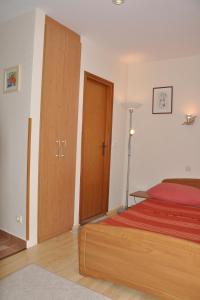 Apartments with a parking space Omisalj, Krk - 12793