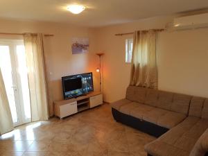 Two-Bedroom Apartment with Terrace and Sea View room in Family friendly seaside apartments Kanica Rogoznica - 12895