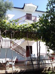 Apartments by the sea Zaostrog, Makarska - 12935 