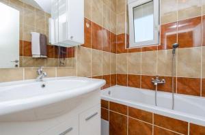 Apartments with a parking space Novi Vinodolski - 12790