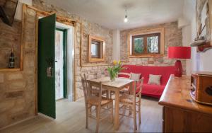 One-Bedroom Holiday Home room in Secluded fisherman's cottage Cove Tvrdni Dolac Hvar - 13018