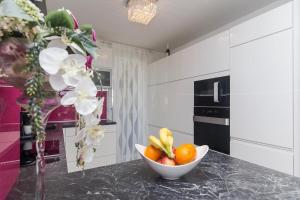 Apartments with a parking space Makarska - 13028