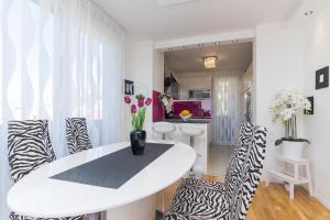 Apartments with a parking space Makarska - 13028