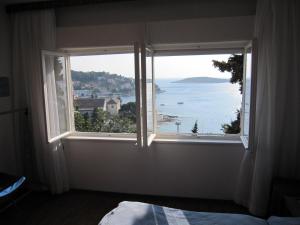 Apartments by the sea Hvar - 13041