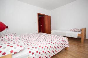Apartments and rooms with parking space Tucepi, Makarska - 13056