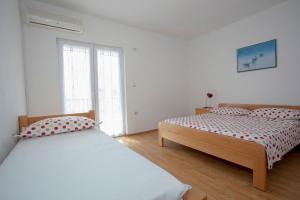 Apartments and rooms with parking space Tucepi, Makarska - 13056