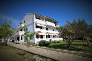 Apartments and rooms with parking space Pag - 13060