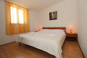 One-Bedroom Apartment with Balcony and Sea View room in Apartments and rooms with parking space Pag - 13060