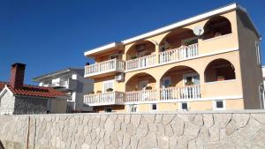 Apartments with parking space Rtina - Miocici, Zadar - 13072