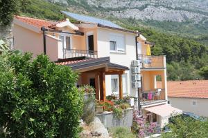 Apartments and rooms by the sea Brela, Makarska - 13118 