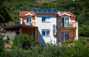 Apartments and rooms by the sea Brela, Makarska - 13118 