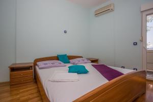 Apartments by the sea Podgora, Makarska - 13086