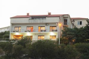 Apartments with a parking space Novi Vinodolski - 13159