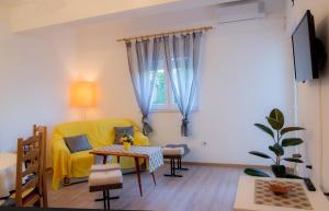 Apartments with a parking space Novi Vinodolski - 13159