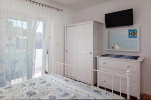 Apartments by the sea Podgora, Makarska - 13216