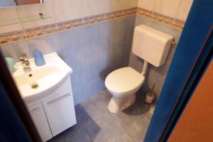 Apartments by the sea Podgora, Makarska - 13216