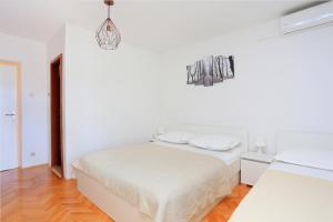 Apartments by the sea Makarska - 13222