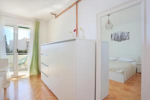 Apartments by the sea Makarska - 13222