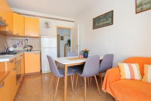 Apartments by the sea Makarska - 13222