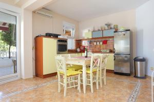 Apartments by the sea Lokva Rogoznica, Omis - 13226