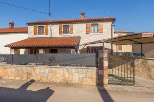 Apartments with a parking space Tar, Porec - 13245 
