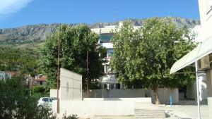 Apartments by the sea Dugi Rat, Omis - 13250 - 3hvězdičkové hotely ve městě Dugi Rat