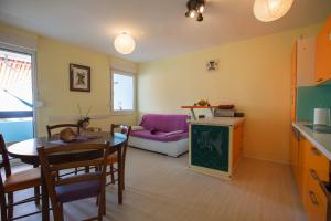 Apartments by the sea Dugi Rat, Omis - 13250