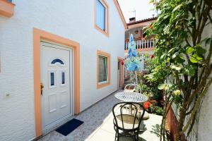 Apartments with parking space Porec - 13141