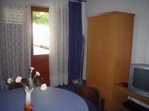 Apartments by the sea Grebastica, Sibenik - 13270 