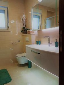 Apartments by the sea Kastel Kambelovac, Kastela - 13349