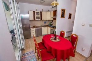 Apartments with a parking space Split - 13347