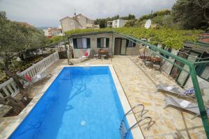 Family friendly apartments with a swimming pool Bol, Brac - 13364