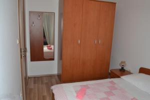 Apartments with parking space Grebastica, Sibenik - 13365