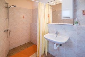 Apartments with a parking space Malinska (Krk) - 13219