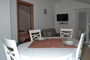 Apartments with parking space Grebastica, Sibenik - 13365