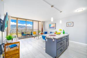 Tropical Retreat Near Waikiki Beach with Parking