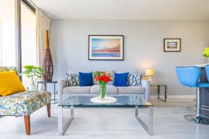 Tropical Retreat Near Waikiki Beach with Parking